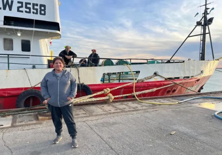 Nancy Jaramillo, primera mujer capitana, encabeza la prospección de centolla en el área central 