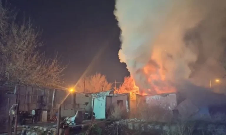 Se incendiaron dos viviendas antiguas del barrio Ferroviario en Km 5