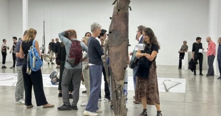 La artista española June Crespo presenta en Viena ‘Danzante’, una coreografía de esculturas