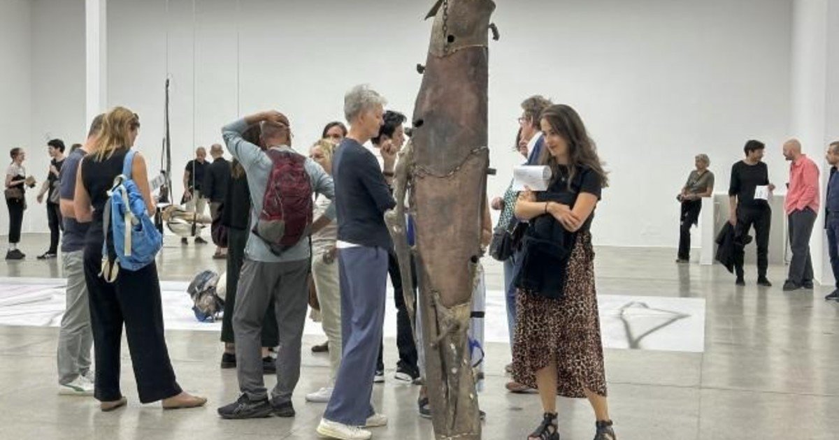 La artista española June Crespo presenta en Viena ‘Danzante’, una coreografía de esculturas