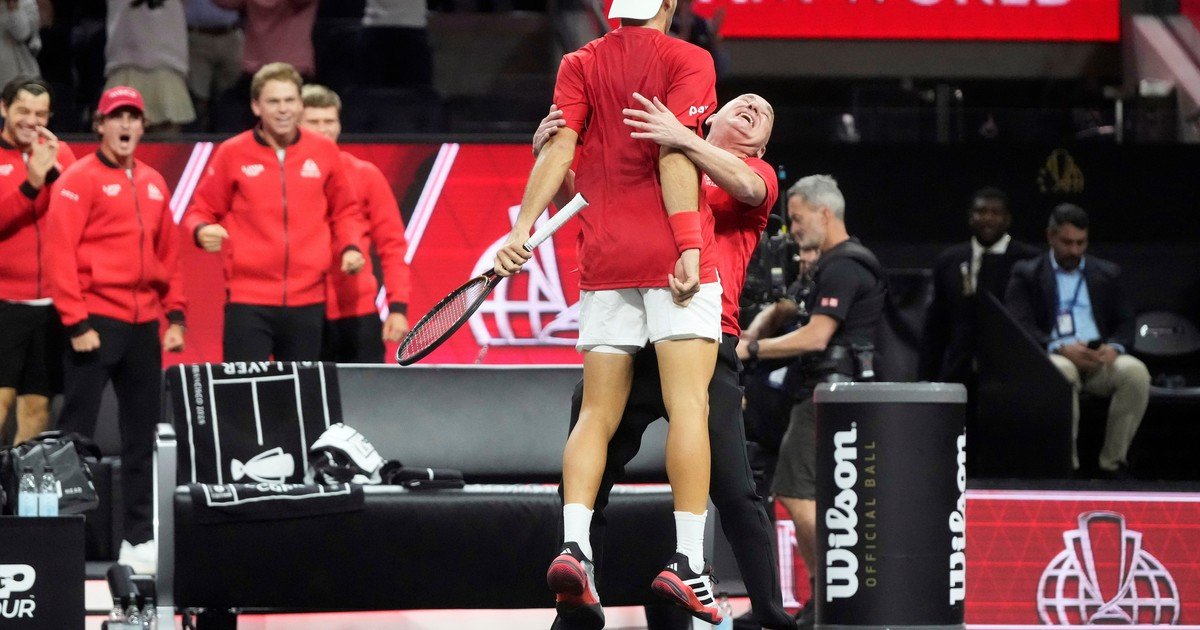 Francisco Cerúndolo le ganó a Holger Rune en la Laver Cup y lo festejó a lo grande: salto, risas y abrazos con André Agassi, al que casi noquea