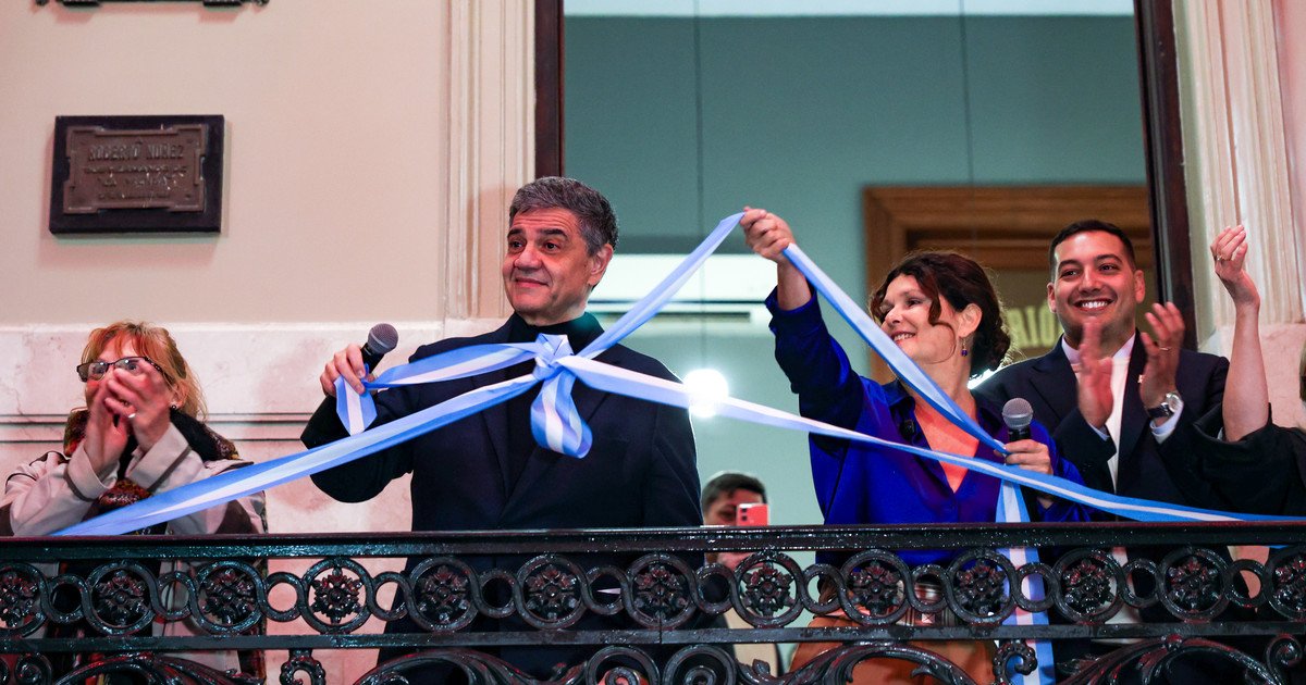 Con el sonido de la sirena de las noticias, Macri inauguró un centro cultural en la Casa de la Cultura