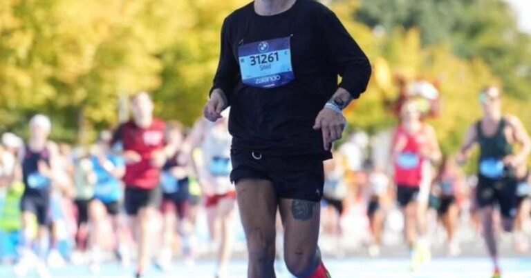 Harry Styles corrió de incógnito el Maratón de Berlín y logró un tiempo brutal: ¿qué nombre utilizó para pasar desapercibido?