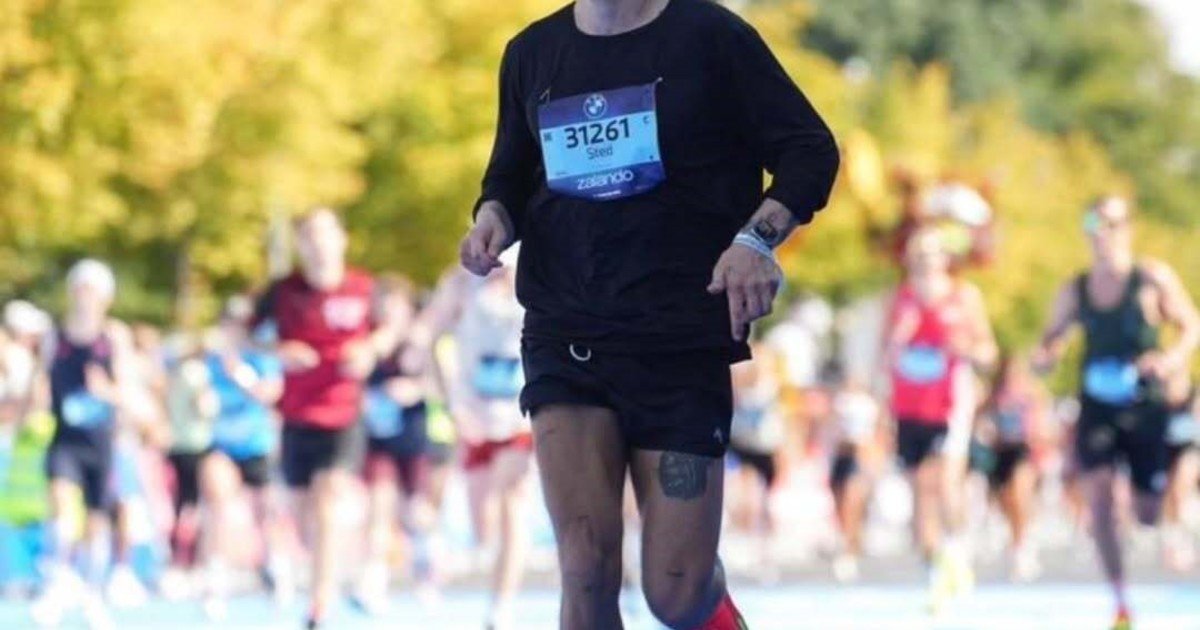 Harry Styles corrió de incógnito el Maratón de Berlín y logró un tiempo brutal: ¿qué nombre utilizó para pasar desapercibido?