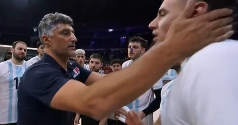 Tras la victoria de Argentina en el Mundial de voley se vivió un tenso momento con el técnico de Francia que generó confusión: qué pasó