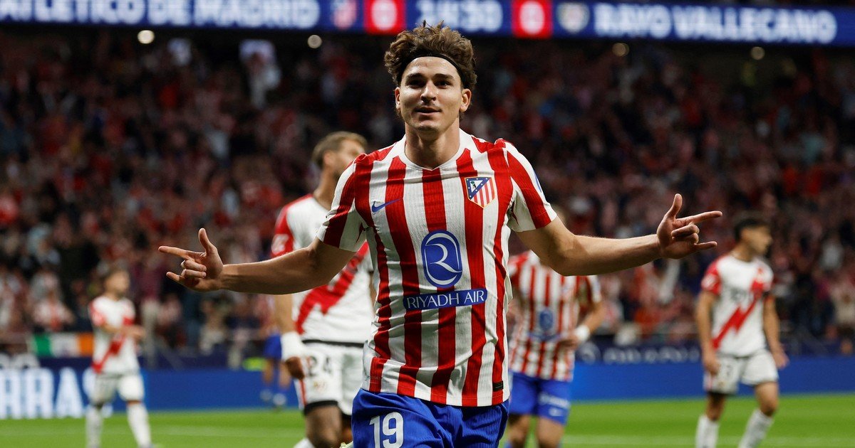 Julián Álvarez abrió el camino del Atlético de Madrid con una gran volea  en medio de los roces con Simeone