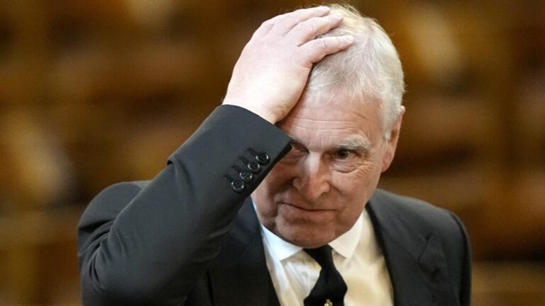 "Andrew, humillado al ser despojado de su título real de 'príncipe'": 'The Independent'