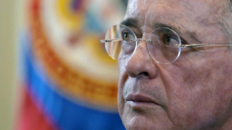 Tribunal Superior de Bogotá absuelve al expresidente Álvaro Uribe, revocando la condena en primera instancia