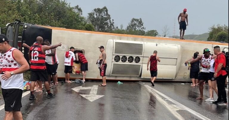 Cómo sigue la salud de los hinchas de Flamengo que viajaban al partido con Racing: qué provocó el el trompo del micro en plena autopista