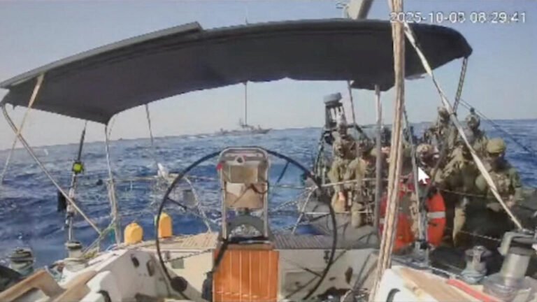 Israel intercepta el último barco de la flotilla humanitaria, mientras sigue bombardeando Gaza