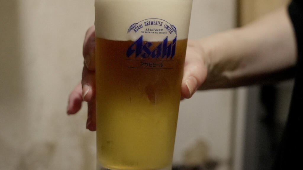 Pedidos a mano y escasez: así se vive un ciberataque en la mayor cervecera de Japón