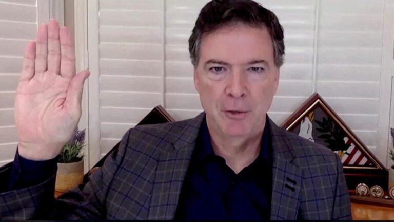 Exjefe del FBI James Comey se declara inocente en un caso del Departamento de Justicia impulsado por Trump