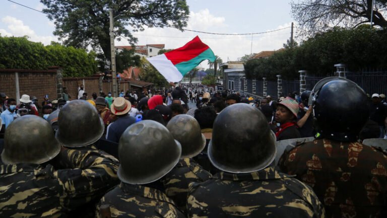 Madagascar: militares se rebelan y llaman a desobedecer las órdenes de disparar contra los manifestantes