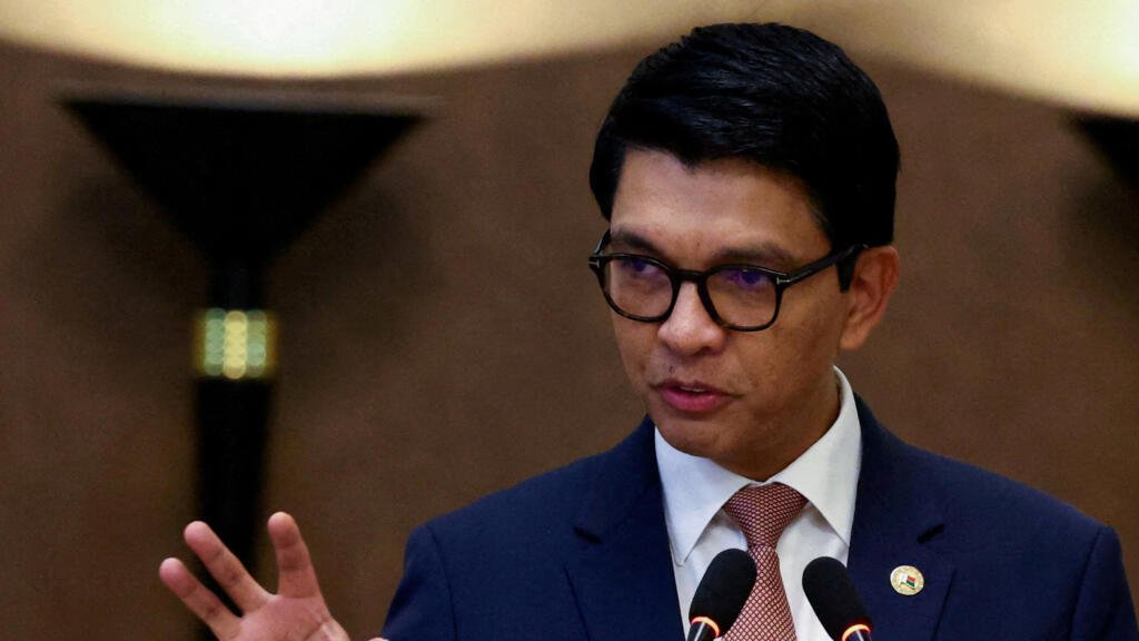 El líder acorralado de Madagascar desafía llamados a dimitir en un video de Facebook desde un "lugar seguro"