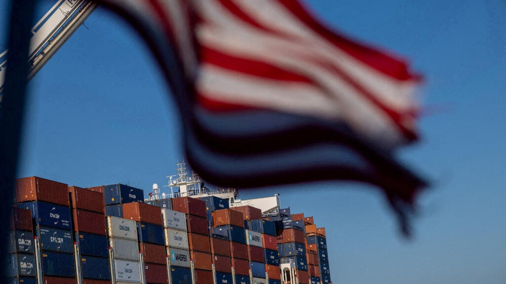 Nuevo capítulo de la batalla comercial de Trump: entran en vigor aranceles para madera y muebles