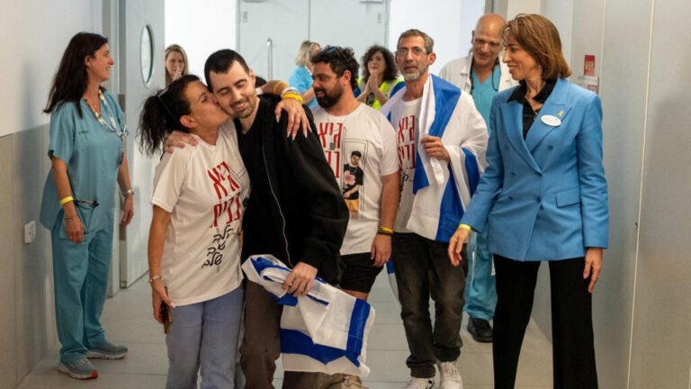 Los rehenes liberados de Israel inician un largo camino hacia la recuperación