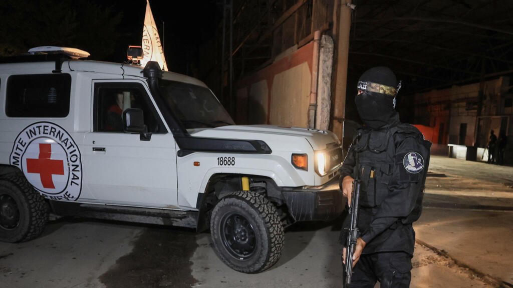 Israel afirma que uno de los cuerpos entregados por Hamás no es un rehén; algunos camiones con ayuda cruzan a Gaza