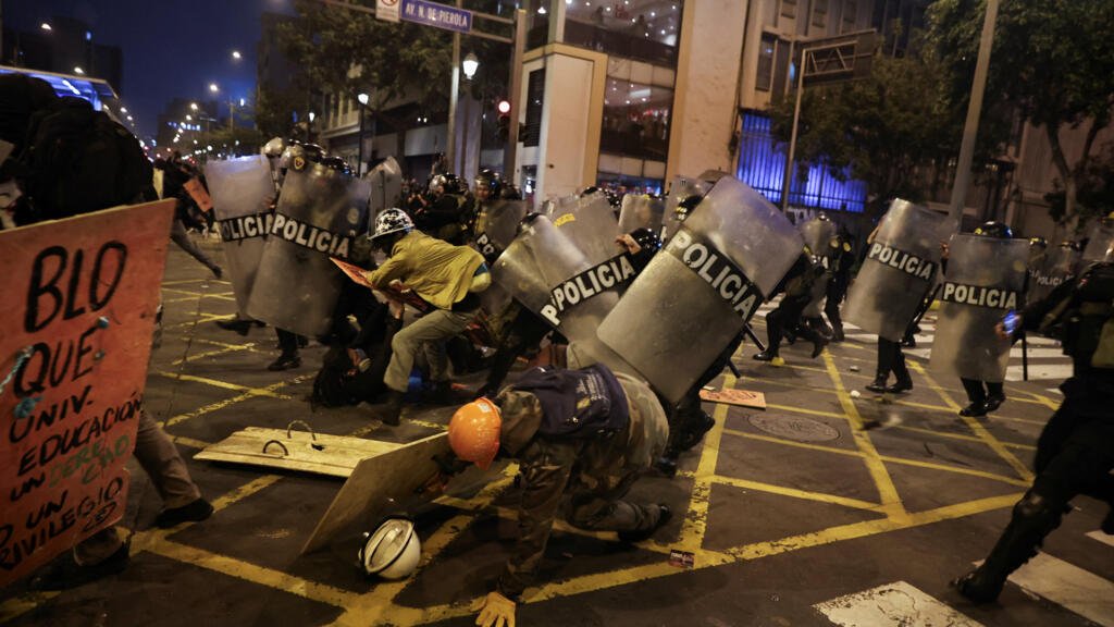 Generación Z lidera protestas contra el Gobierno en Perú: al menos 75 heridos en Lima