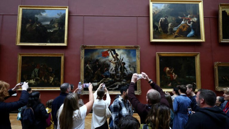 El Louvre reabre sus puertas tras impactante robo; su directora se enfrenta a interrogatorio del Senado