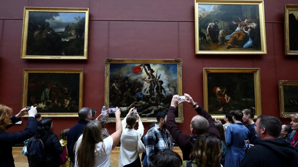 El Louvre reabre sus puertas tras impactante robo; su directora se enfrenta a interrogatorio del Senado