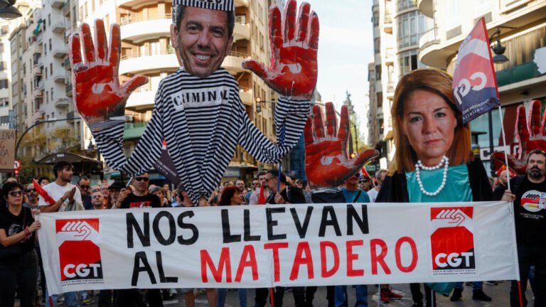 Decenas de miles de manifestantes en Valencia, un año después de las mortíferas inundaciones