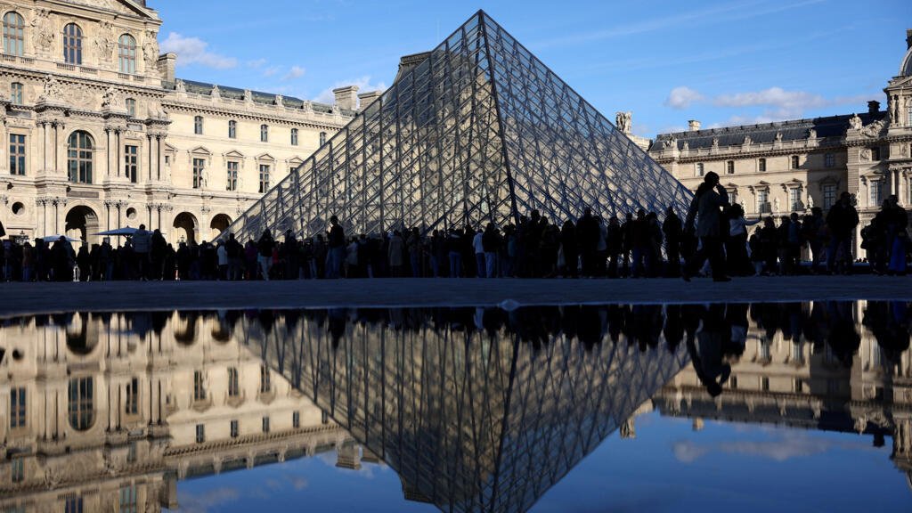 Cinco nuevos arrestos por el robo de las joyas del Museo de Louvre