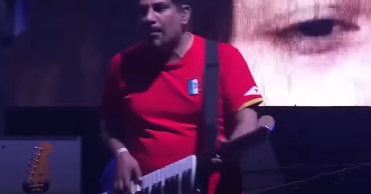 Deportivo Español desvinculó a su abogado por tocar el teclado con la camiseta del club en el show de Javier Milei