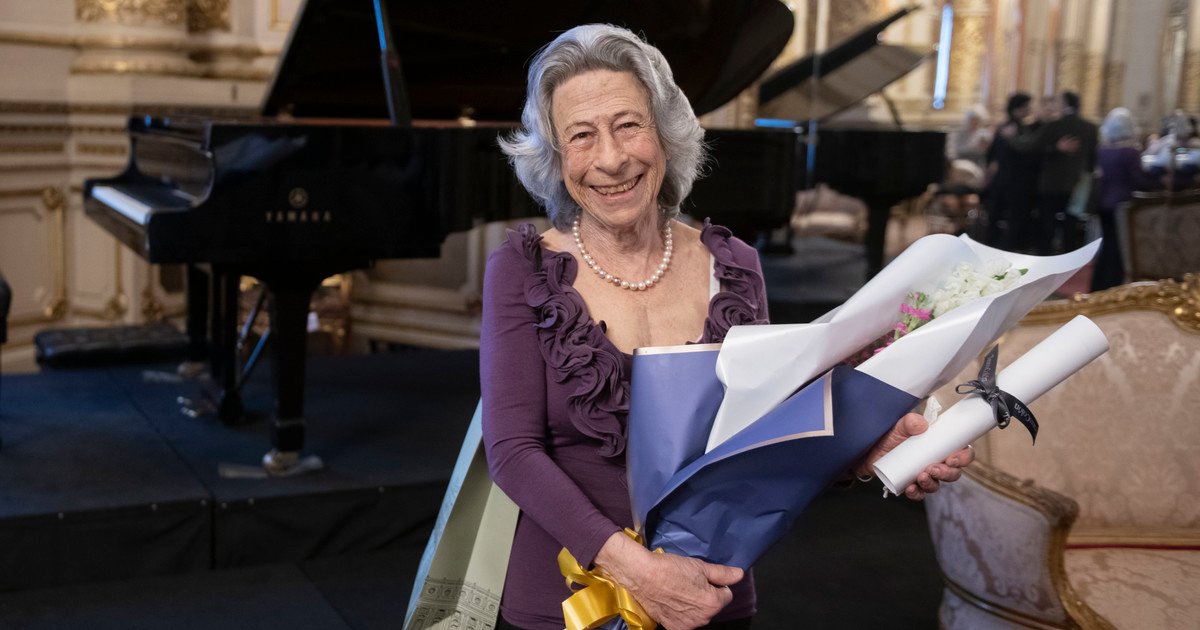 El Colón comenzó el ciclo Legado, con un homenaje a Edith Fischer: ella tocó y habló con sus alumnos, incluida la pianista del peluche