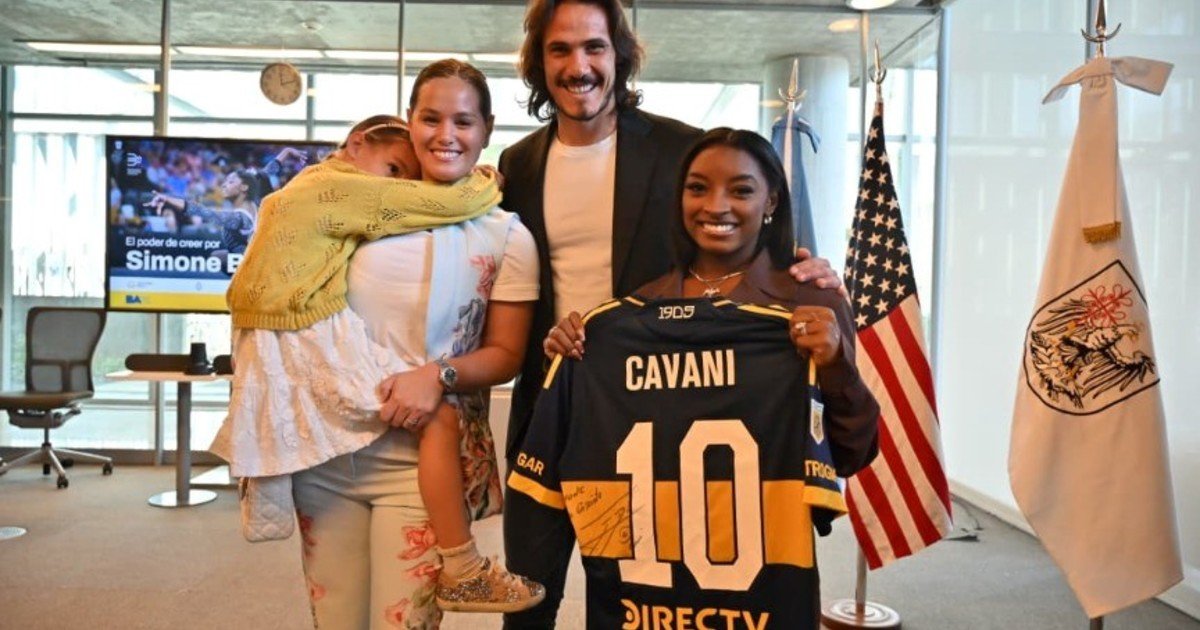 El encuentro de Cavani con Simone Biles: foto familiar y un regalo especial para la estrella olímpica