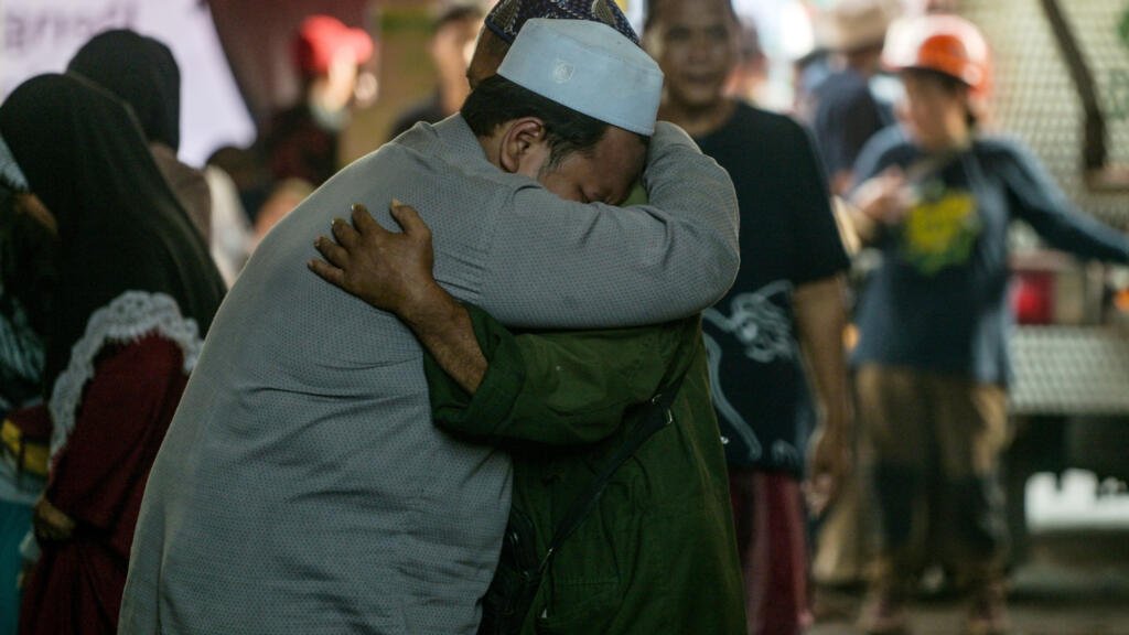 Indonesia: excavan un túnel para llegar a 59 desaparecidos que dejó derrumbe de una escuela