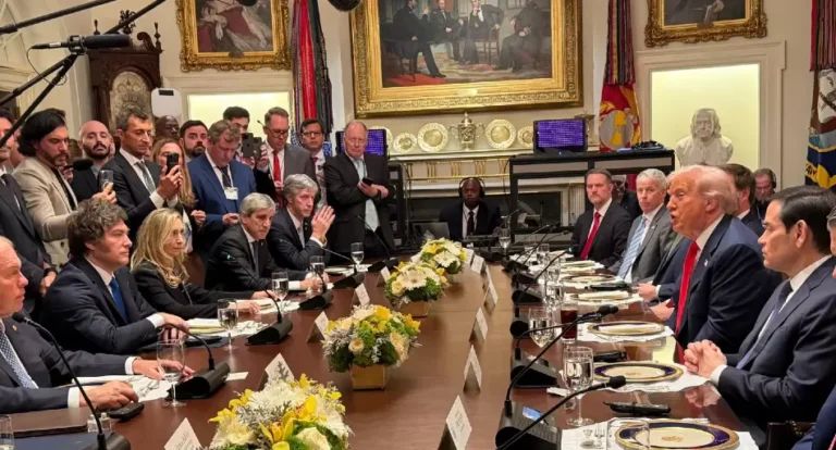 Hay que usar el superávit fiscal para comprar dólares y pagar deuda, no para tratar de bajar el dólar