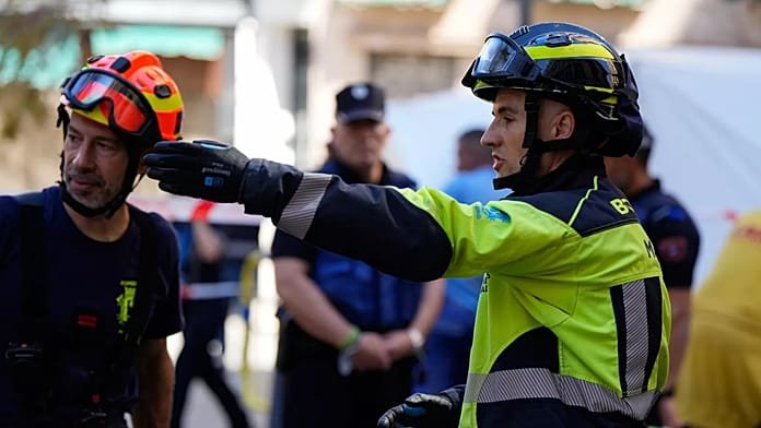 Los Bomberos apuntan al colapso de un balcón como origen del derrumbe de un edificio en Ópera
