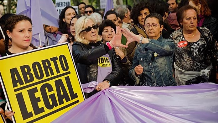 El Gobierno español propone blindar el derecho al aborto en la Constitución