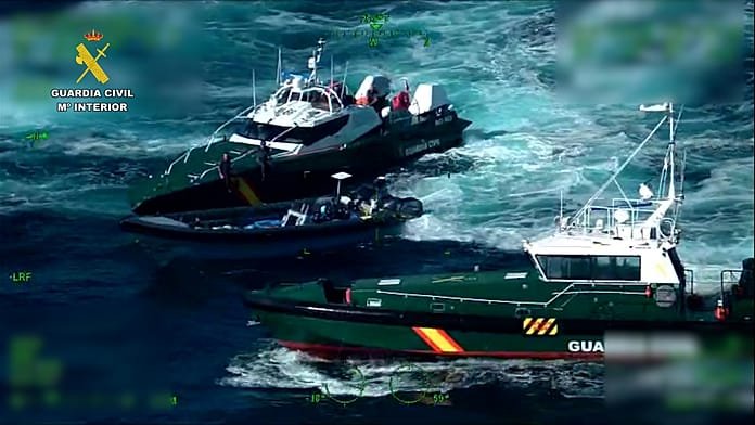 La Guardia Civil frustra la llegada de un alijo de 1.700 kilos de hachís en aguas de Chipiona