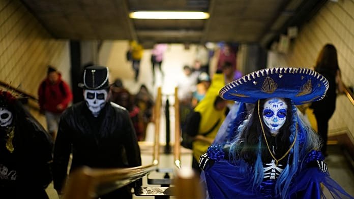 Miles de caminantes se unen a la 'Zombie Walk Santiago 2025' en honor al la cultura de terror