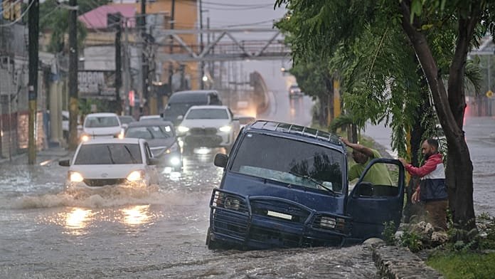 El huracán Melissa avanza hacia Jamaica con vientos de categoría 4