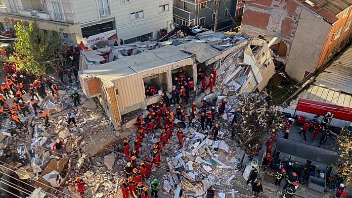 Una familia queda atrapada bajo los escombros tras derrumbarse un edificio de 7 plantas en Turquía