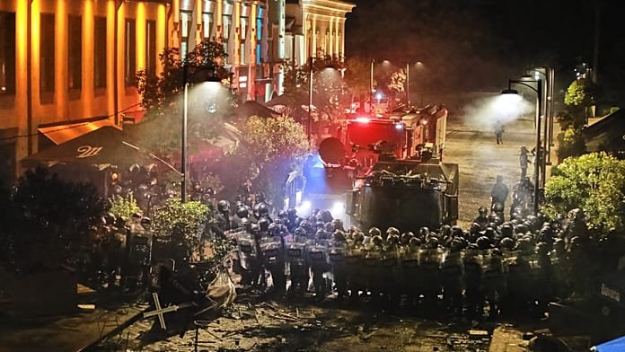 Fuerte presencia policial en la capital de Georgia después de que manifestantes intentaran asaltar el palacio presidencial