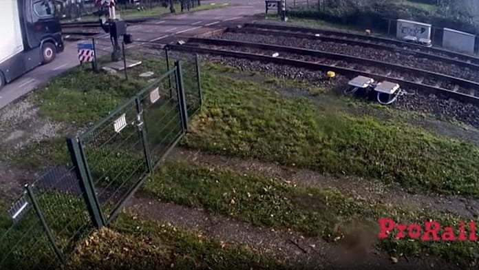 Un tren choca contra un camión en un paso a nivel en Países Bajos