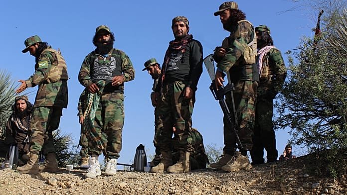 Afganistán dice haber matado a decenas de soldados paquistaníes durante una ofensiva nocturna en la frontera