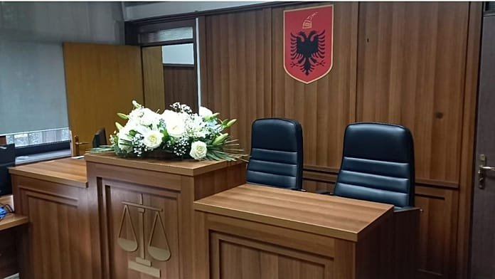 Un hombre mata a tiros a un juez en Albania durante una vista judicial