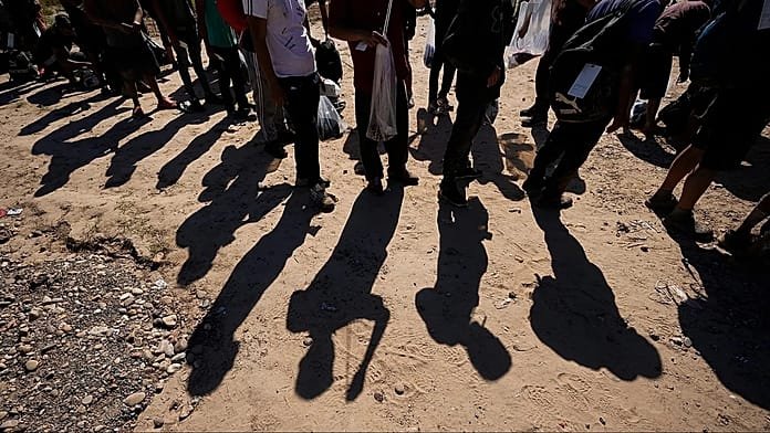 Trump limita la admisión de refugiados a 7.500 al año y da prioridad a los sudafricanos blancos