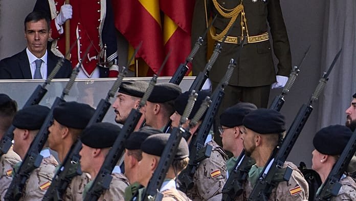 Abucheos a Sánchez en el desfile del 12 de octubre y salida anticipada del Palacio Real