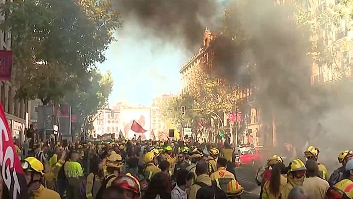 Jugarse la vida por 0,99 euros: Miles de bomberos y brigadas forestales se manifiestan en Madrid