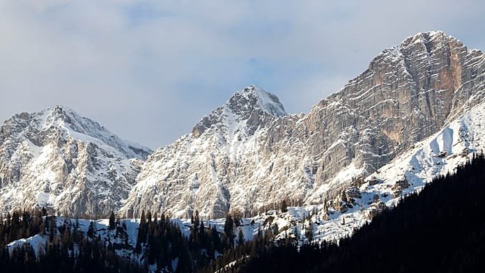 Escalador esloveno completa el primer ascenso mundial en alas de un planeador en pleno vuelo