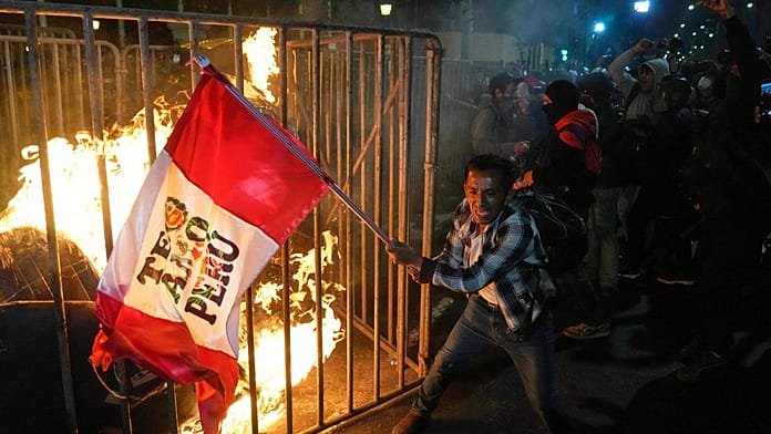 Protestas en Perú mientras manifestantes exigen la renuncia del presidente