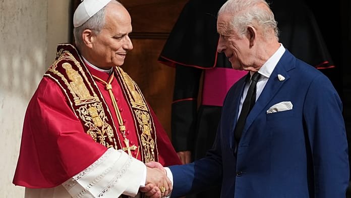 El rey Carlos y la reina Camila se unen al Papa en oración histórica en el Vaticano