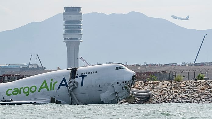 Avión de carga se sale de la pista en Hong Kong, mueren 2 trabajadores del aeropuerto