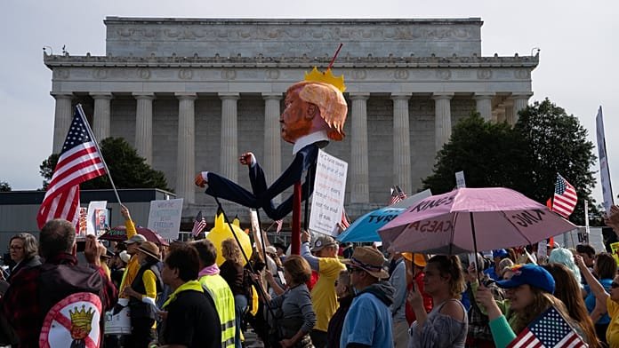 Multitudes se reúnen en ciudades de EE. UU. en las protestas 'No Kings' contra Trump