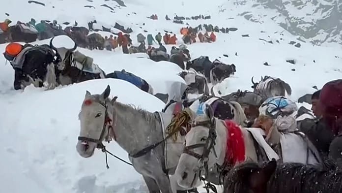 Rescatan a cientos de alpinistas del Everest tras una tormenta de nieve